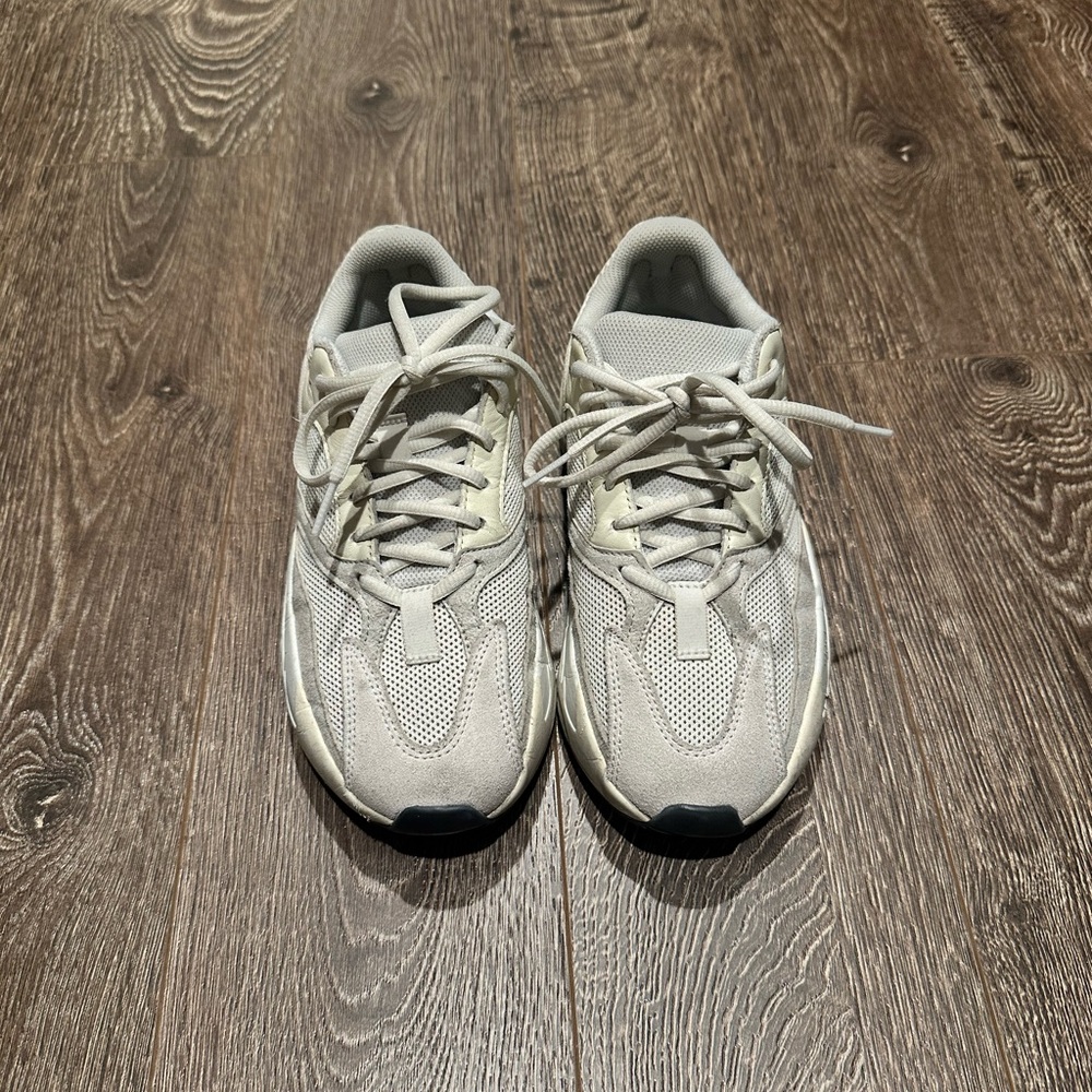 Yeezy Boost 700- Analog